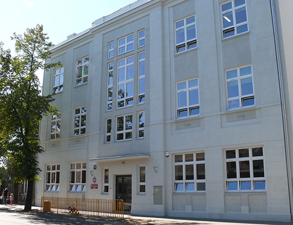 Zdjęcie przedstawia główny gmach przedszkola.