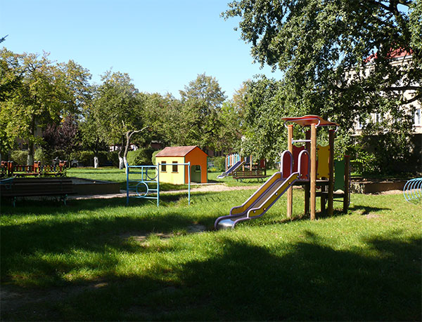Zdjęcie przedstawia plac zabaw na terenie przedszkola.