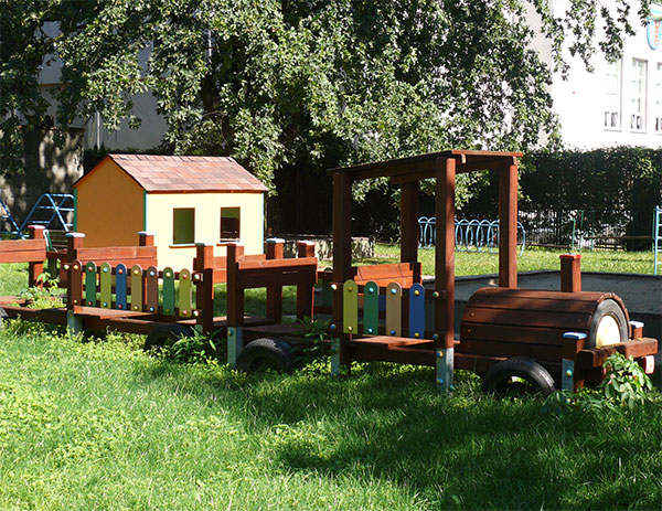Zdjęcie przedstawia plac zabaw na terenie przedszkola.